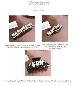 Détail des pinces à cheveux en acétate avec fleurs, perles et strass élégants