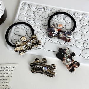 Set d'accessoires cheveux ours en acétate avec cristal cœur sur clavier blanc