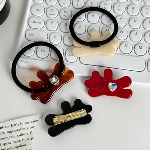 Ensemble barrettes et chouchous ours mignon avec strass sur un bureau de travail chic
