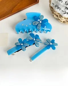 Makro-Detail von blauen Acetat-Haarklammern mit Strasssteinen und Perlenblumen-Akzenten
