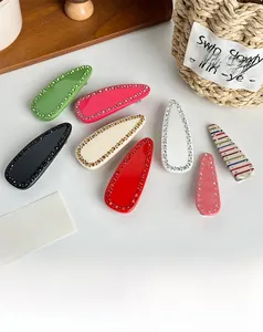 Détail de barrettes géométriques ornées de strass colorés dans un décor élégant