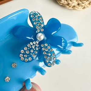 Haarklammer aus blauem Acetat mit Blume, Perle und glitzernden Strasssteinen
