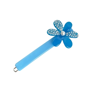 Blauer Acetat Blumen Haarklammer mit Strasssteinen und Perle auf weißem Hintergrund