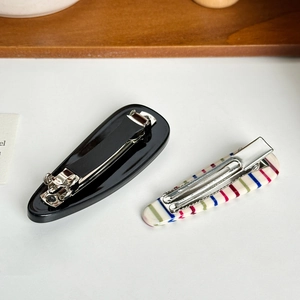 Barrettes à cheveux en acétate noir poli et rayures colorées avec ressorts en métal