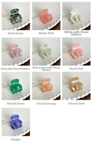 Détail de mini pinces à cheveux en acétate coloré aux motifs variés sur assiettes