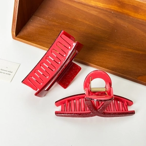 Pinces à cheveux rouges pailletées élégantes avec un design minimaliste et polyvalent