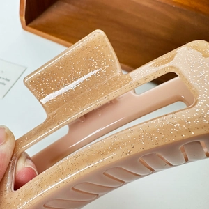 Pince à cheveux rectangulaire rose champagne avec paillettes au design minimaliste