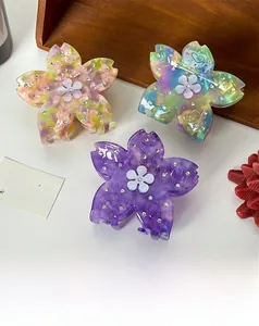 Dettaglio di fermagli per capelli a forma di ciliegio in acetato con strass e colori pastello