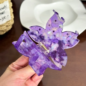 Pinza per capelli a farfalla viola marmorizzata con dettagli a cuore e glitter
