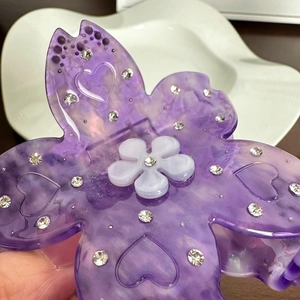 Elegante molletta per capelli a fiore viola in acetato con cuori e strass scintillanti