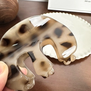Elegant tortoiseshell claw clip for women featuring a minimalist heart-shaped resin design