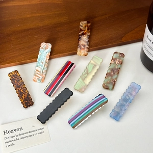 Lot de 9 barrettes en acétate motifs léopard et marbre avec bords ondulés élégants