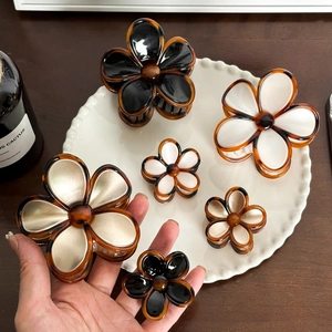 French Vintage Floral Hair Claw Clip Elegant Plumeria Hair Accessory Lacquered Plastic Non-Slip Hair Catch For Women Jewelry