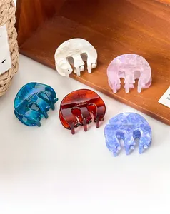 Détail d'un lot de cinq pinces à cheveux en acétate avec textures marbrées et dents
