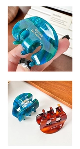 Détails des pinces à cheveux marbrées bleu sarcelle et ambre avec lettrage doré de luxe