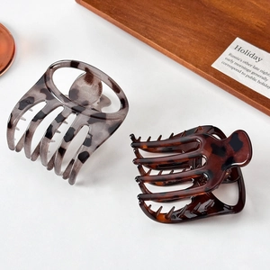 Elegant large leopard print hair claws in tortoiseshell pattern for thick hair styling