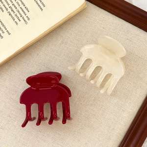 Pinces à cheveux élégantes rouge vin et blanc marbre sur tissu beige vintage minimaliste