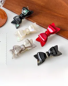 Détail de cinq barrettes nœuds en acétate avec gravure dorée France Handmade