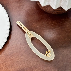 Minimalistische große ovale Acetat-Haarklammer in Creme-Beige mit goldener Federklemme