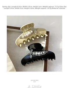 Dettaglio di fermagli per capelli in acetato con perle e strass in beige e nero