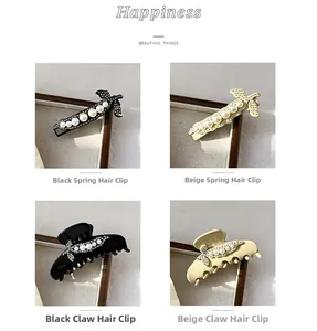 Dettaglio di eleganti fermagli per capelli con perle e strass in nero e beige