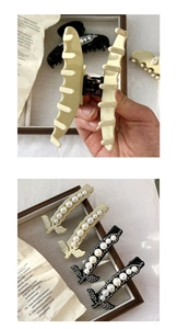 Dettaglio set di molletta in acetato crema e forcine con perle finte e strass lucidi