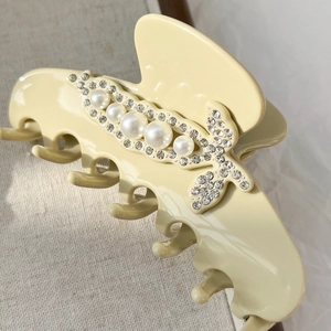 Elegante molletta per capelli in acetato crema con perle finte e strass dal design a pisello