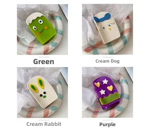 Vue détaillée de pinces à cheveux en acétate avec motifs mignons de chien, lapin et cœur violet