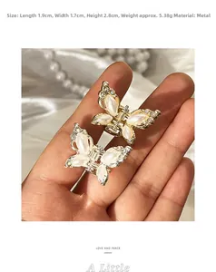 Detailansicht der Mini-Schmetterlings-Haarspangen mit weißen Perlen und glitzernden Steinen