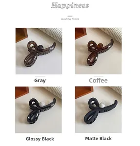 Lot de quatre grandes pinces à cheveux ambre, gris et noir avec détails de perles