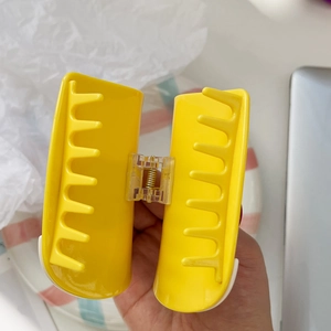 Grande pince à cheveux jaune vif en acétate pour queue de cheval haute et chignon chic