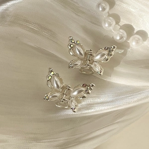 Elegante silberne Schmetterlings-Haarklammern mit Perlen und Strass auf Seide