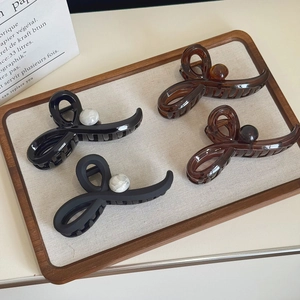 Élégante Grande Pince à Cheveux pour Femmes Style Maillard Haut de Gamme Pince Requin en Résine avec Perle Artificielle et Bille de Marbre Accessoire Géométrique