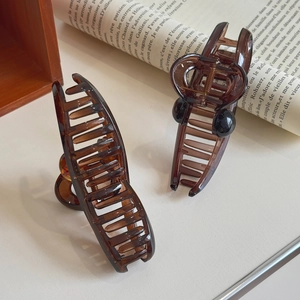 Ensemble de pinces à cheveux ambrées marron présentées sur un magazine chic