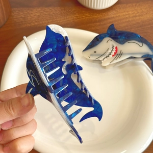 Pinza per capelli a squalo in acetato stile oceano con trama marmorizzata blu e bianca