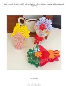 Détail de pinces à cheveux florales en acétate coloré avec texture marbrée et strass