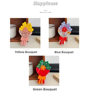 Vue détaillée des pinces à cheveux florales en acétate avec strass en jaune, bleu et vert