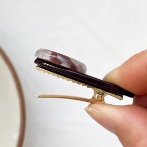Minimalistischer vergoldeter Haarclip mit dunkelbraunem Harz und Marmormuster