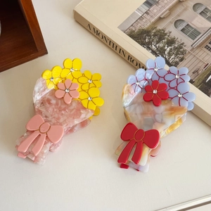 Pinces à cheveux élégantes en acétate marbré avec fleurs, strass et petits nœuds