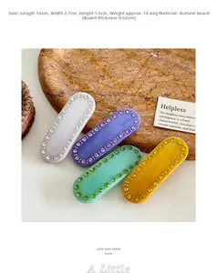 Dettaglio macro di fermagli in acetato in quattro colori caramella con strass lucidi