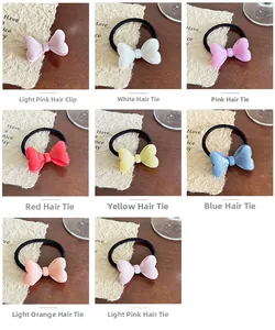 Vue détaillée de pinces à cheveux à nœuds en résine pailletée de couleurs acidulées