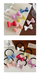 Détail de pinces à cheveux et élastiques à paillettes aux couleurs pastel de macarons