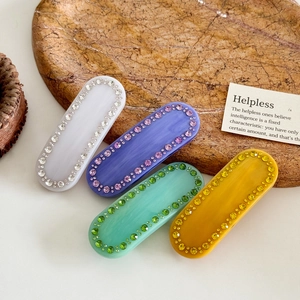 Set di quattro fermagli per capelli in acetato colorati con strass su piatto in pietra