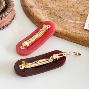 Elegante set di due fermagli per capelli effetto marmo in rosso e marrone tartaruga