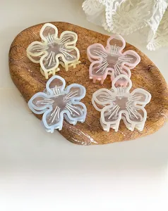 Détail des pinces à cheveux fleur de cerisier translucides en quatre tons pastel