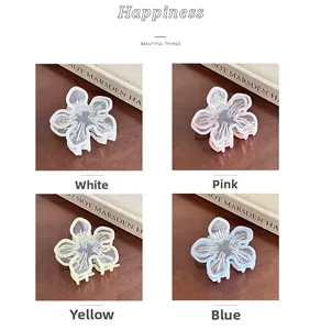 Détail de quatre pinces à cheveux fleurs mates en couleurs blanc, rose, jaune et bleu
