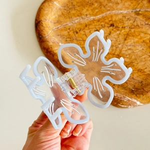 Pince à cheveux fleur de cerisier bleu clair élégante en acétate translucide