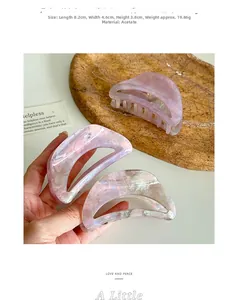 Dettaglio molletta per capelli in acetato marmorizzato rosa con misure di 8,2cm