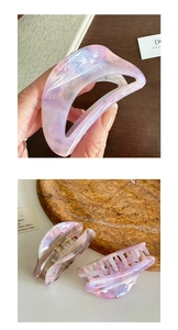 Dettaglio del fermaglio per capelli in acetato con motivi a marmo rosa e viola