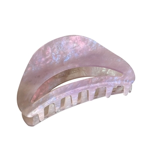 Pinza per capelli a mezzaluna in acetato rosa olografico con finitura perlata luccicante